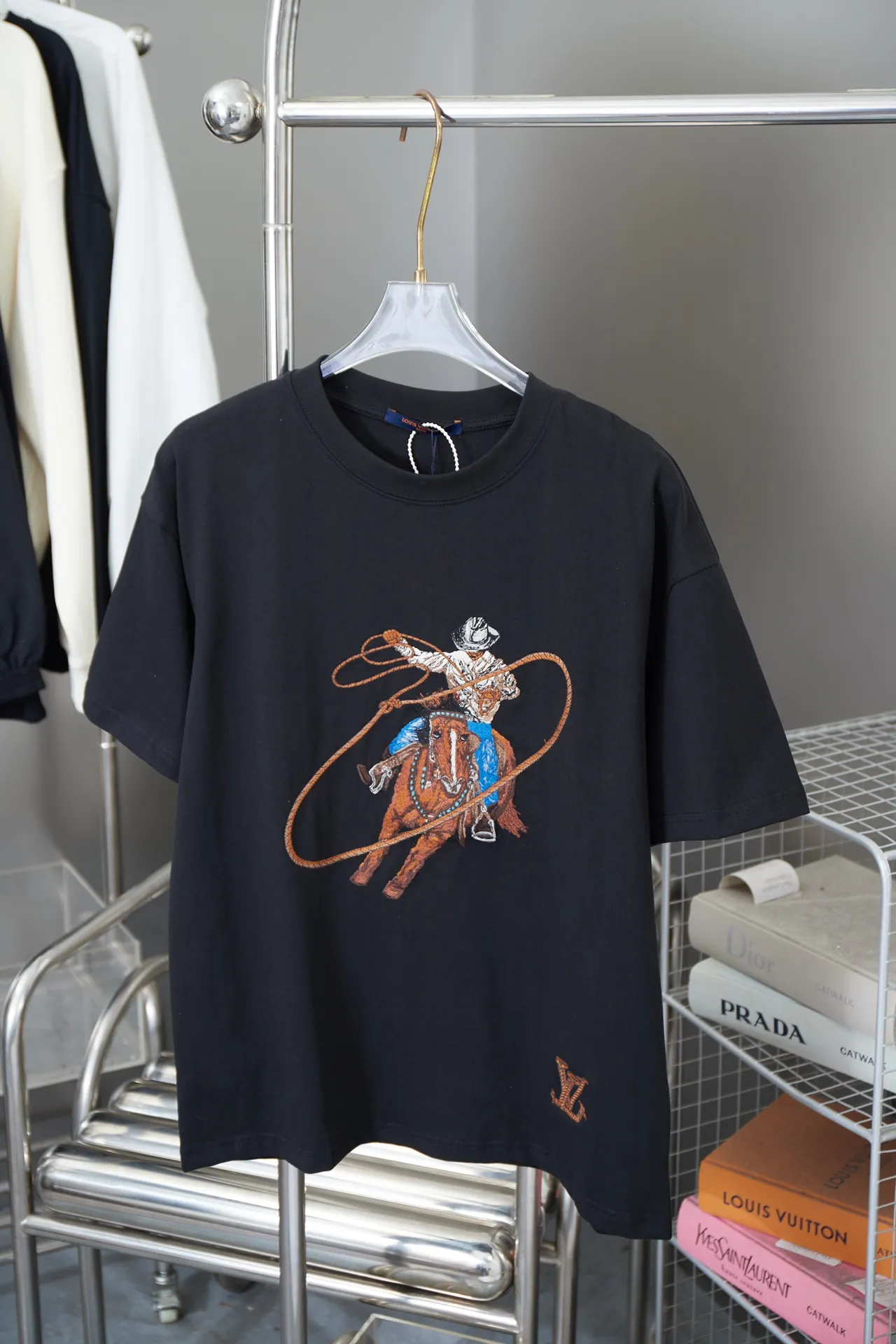 🅿️210 High quality LOUIS VUITTON/Louis Vuitton 25FW Autumn and Winter series Western denim cotton front and back embroidered short-sleeved T-shirt with twist embroidery brand logo letters on the hem, the dawn style of the 24FW fashion show. Complete with three standards, using high-weight pure cotton fabric! It feels very comfortable. The OS drop-shoulder version adopts imported Tajima machine embroidery technology. It is fashionable and personalized, and it is super versatile! The threaded neckline is not loose, the color is fixed at high temperature, and the through-shoulder strapping process is used. Unisex S M L XL
